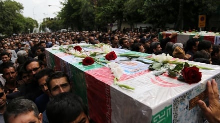 Zehntausende bei der Beerdigung der  Opfer von Terroranschlägen in Teheran