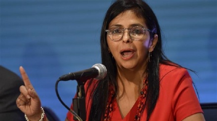 A ministra das Relações Exteriores venezuelano renuncia do cargo a concorrer a assento na Assembleia Constituinte.