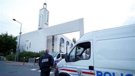   पेरिस में एक आदमी ने मस्जिद के सामने लोगों पर कार चढ़ाने की कोशिश की