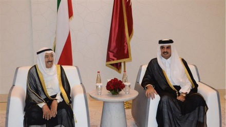 Kuwaiti emir visits Qatar, UAE to help end Persian Gulf diplomatic crisis