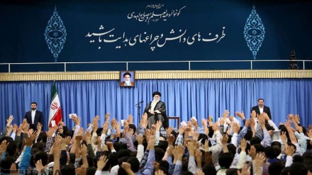 Ajetollah Khamenei: Arroganca nuk ka mundur të ndikojë në vullnetin e kombit iranian