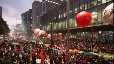 Manifestantes tomam avenida em São Paulo em ato pró-Lula