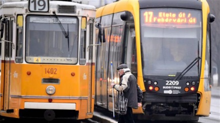 Hungary’s police stops trains after bomb threat