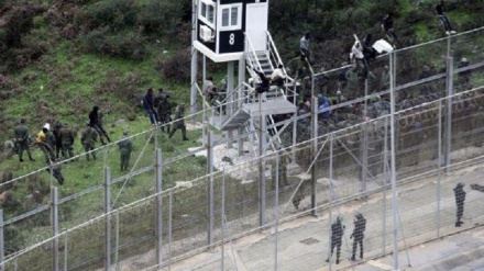 Marocco: Ceuta,respinto assalto di 800 migranti al muro dellʼenclave spagnola