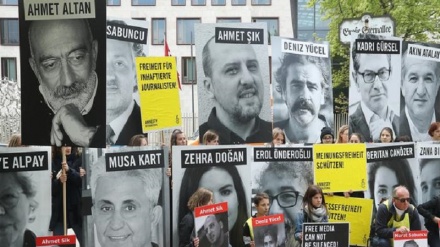 Turquia coloca seis ativistas humanitários em prisão preventiva