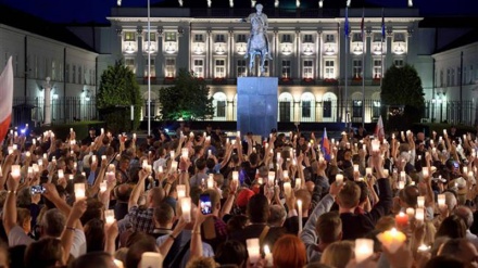 Huge rallies held in Poland over Supreme Court law