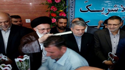 ইরানি হজযাত্রীদেরকে ফুল দিয়েছে সৌদি: ইতিবাচক বলছে তেহরান