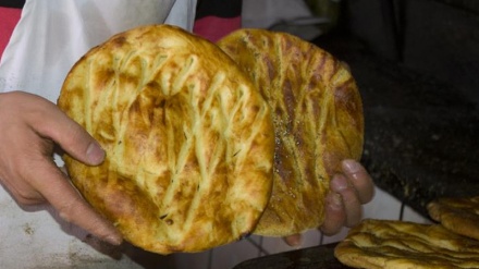 ロル族の間で食される各種のナン