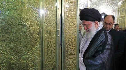 Líder atende a cerimônia de limpeza do Santuário Santo do Imam Reza