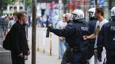 Bə 20 qrupi iclosi etirozəkəyon de polisi vositə kuey bin