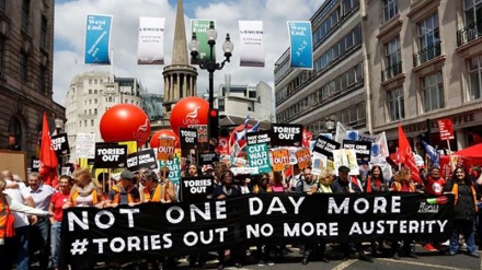 Thousands of Brits take to streets, demand May's resignation