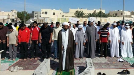 Warga Bahrain Menunaikan Shalat di Antara Puing-Puing Masjid