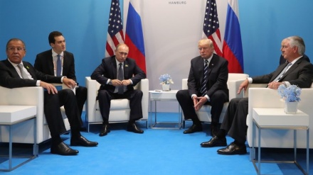 Талоши ҳамсари Трамп барои барҳам задани нишасти Путину Трамп