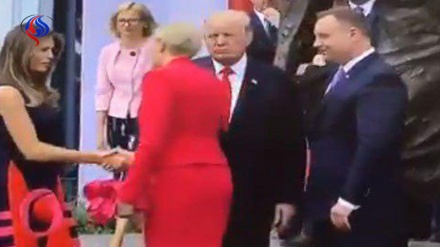 Польша президентининг турмуш уртоғи Трамп билан саломлашмади. (ВИДЕО)