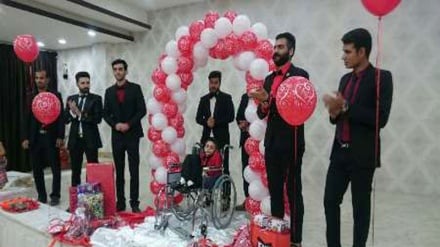 सात साल का ईरानी बच्चा, व्हीलचेयर पर बना दुल्हा! 