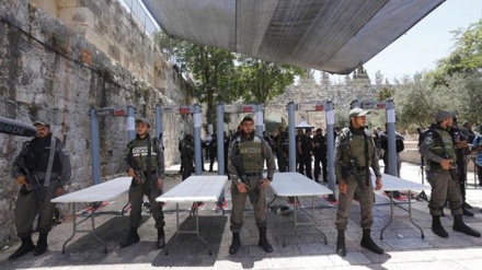 As forças israelenses atacam  fiéis palestinos na Mesquita Al-Aqsa