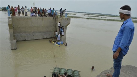 South Asia floods kill 700, drive 1 million from homes