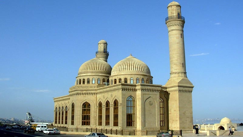 Masjid Bibi-Heybat berdiri di dekat Laut Kaspia di Republik Azerbaijan.