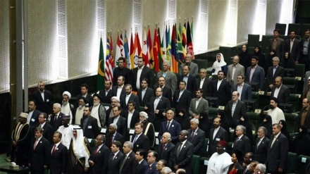 １００以上の各国代表がイラン大統領就任宣誓式に参列