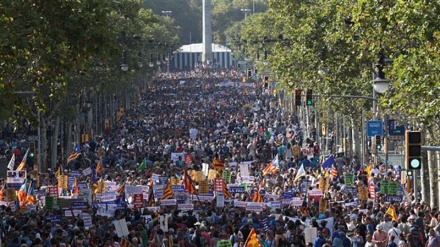 Afro 1 milionë persona protestojnë në Barcelonë kundër Madridit