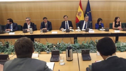 El PP y Ciudadanos quieren que dejen de ser observadores y hacer el acuerdo más útil