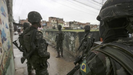 Terceiro dia de ocupação na Rocinha tem moradores nas ruas e comércio aberto