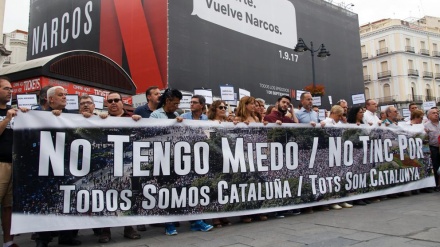 Diversos colectivos se concentran en la Puerta del Sol de Madrid como apoyo a la gran manifestación de Barcelona
