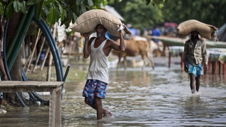 As inundações do sul da Ásia matam 700, destruindo hum milhão de casas. 