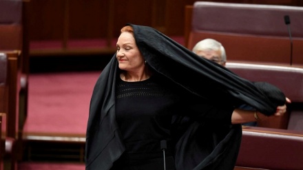 Líder da extrema-direita usa burqa no senado