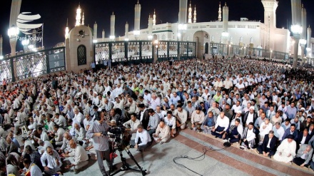 Jemaah Haji Iran Gelar Doa Kumail di Madinah al-Munawarah