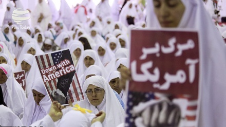 (FOTO) Hajj, i pellegrini in marcia con slogan 