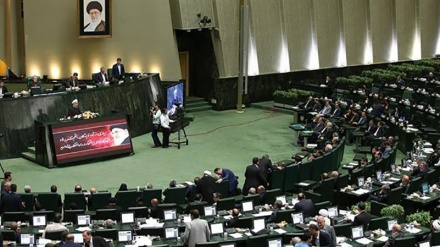 Rohani defendeu os seus ministros do governo no Parlamento. 