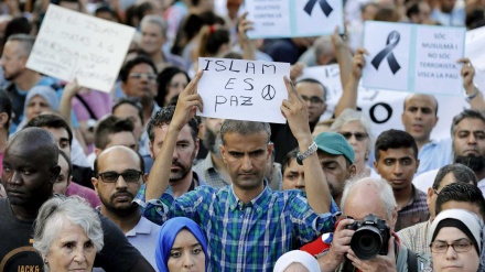 Muçulmanos manifestam-se contra o terrorismo em Barcelona