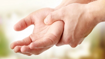 Чаро ба ҳангоми ҳаяҷон дастатон меларзад? 