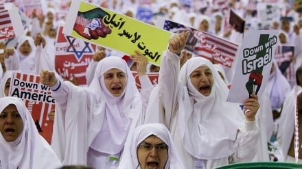 Jemaah Haji Iran Gelar Ritual Bara'ah di Padang Arafah