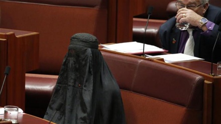 Seneta aliyeikejeli burqa Bungeni huko Australia akosolewa vikali