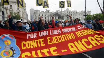 Peruvian police clash with school teachers rallying for wage hikes