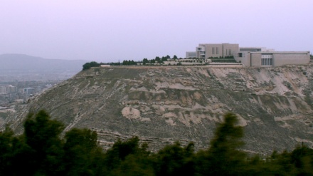 Assad alla delegazione del Senato italiano: l'Occidente continua a sostenere i terroristi in Siria