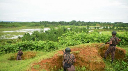  I soldati di Myanmar sparano con mitra e mortai contro i profughi Rohingya