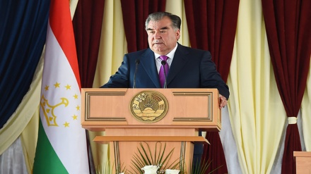 Тожикистон президенти Имомали Раҳмон давлат тепасида ўз қудратини ушлаб туриш учун ҳаракатларини янада оширди