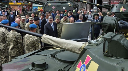 Poroshenko inaugura exposição de equipamentos militares de Kiev