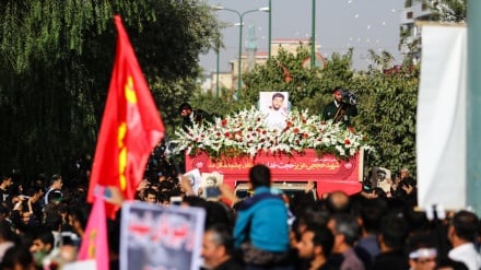 Procissão fúnebre do mártir Mohsen Hojaji em Teerã