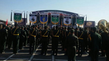 聖なる防衛週間の始まりに際してイラン軍がパレードを実施