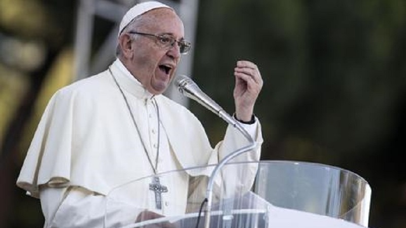 Papa critica a países occidentales cuyas armas fomentan migración