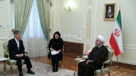 Presidente Rouhani se reúne com o enviado especial o primeiro-ministro japonês