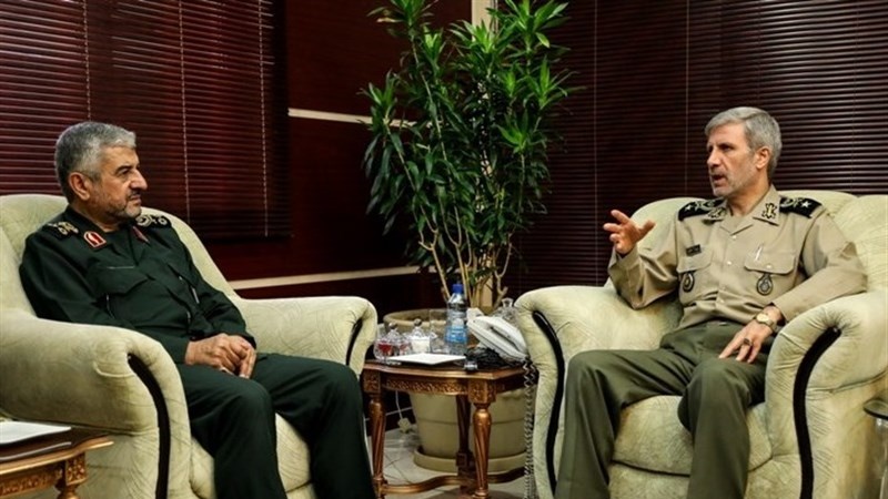 ハータミー国防軍需大臣とイスラム革命防衛隊のジャアファリー総司令官