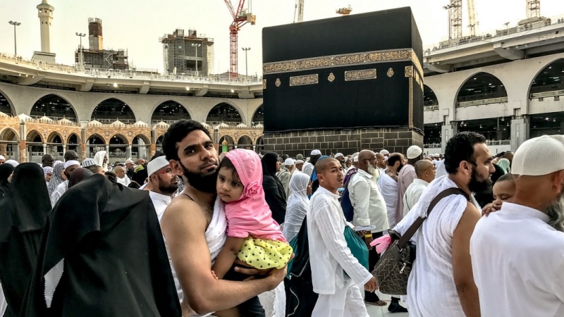 Umat Islam melakukan thawaf  di sekitar Ka\'bah.