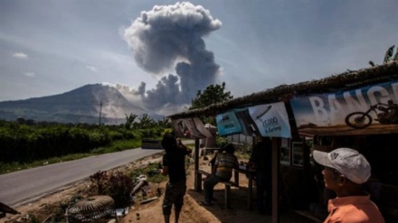 Indonesia: About 34,000 flee Bali as volcanic eruption fears grow