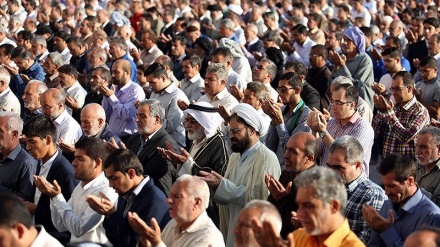イラン全国で、犠牲祭の日の礼拝
