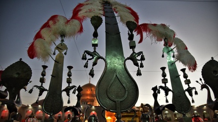 मुहर्रम के अवसर पर इमामे रज़ा के रौज़े का झंडा बदला।